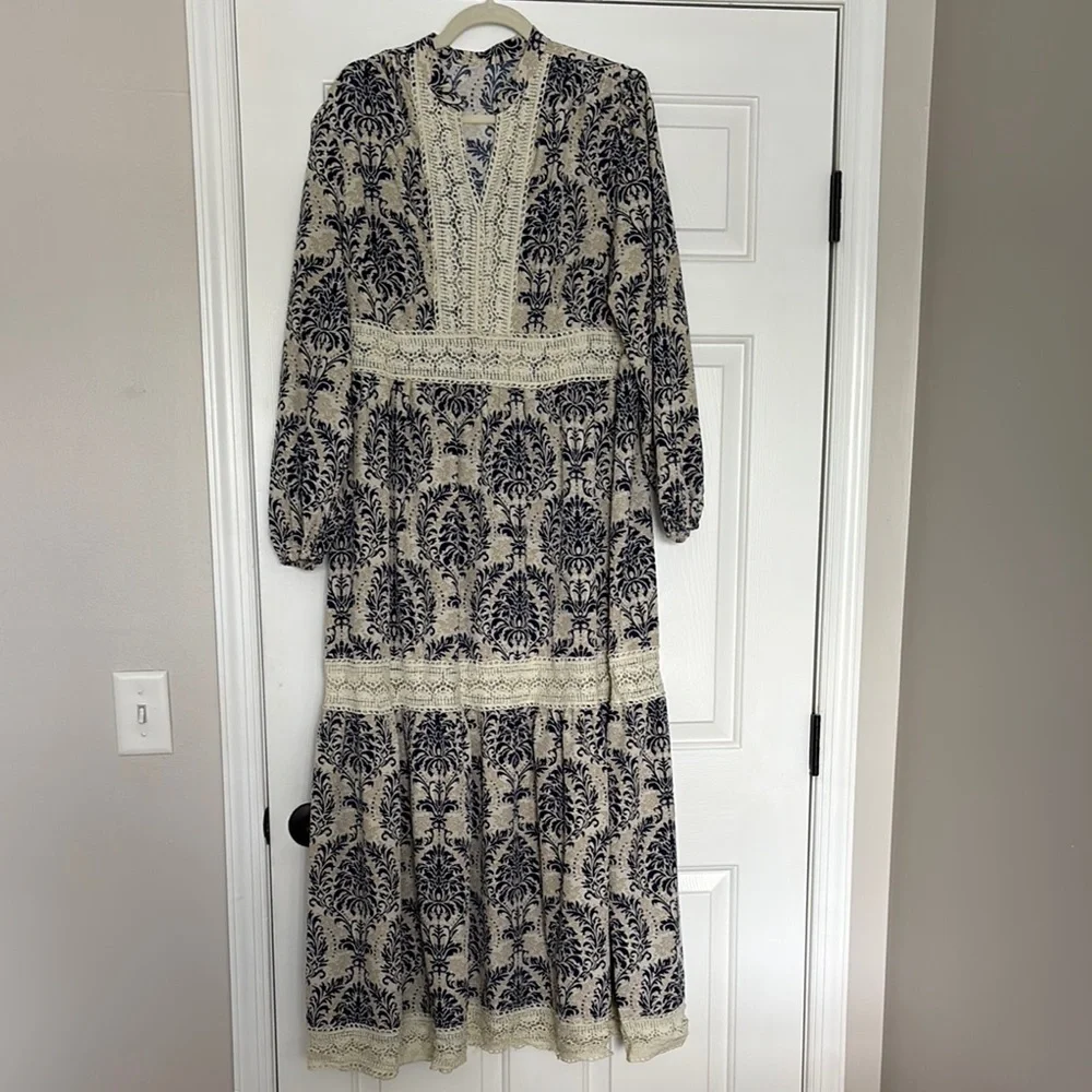 Elegant Navy and Cream Patterned Dress - Picture 2 of 3